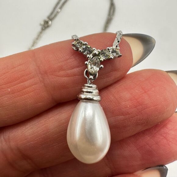 Vintage Christian Dior Faux Pearl and rhinestone drop necklace in silver tone! - Picture 4 of 16